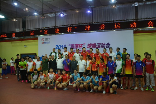 4.乒乓球参赛运动员合影